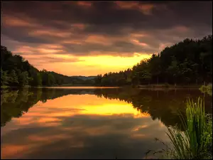 Zachód słońca odbity w jeziorze