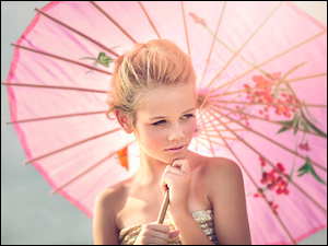 Blond dziewczyna z różowym parasolem