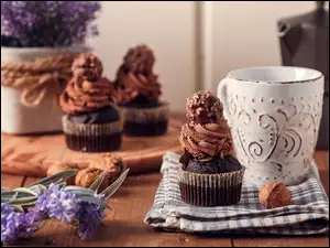 Muffinka czekoladowa obok kubka