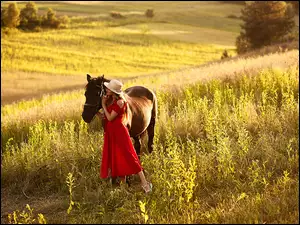 Kobieta i koń w laka