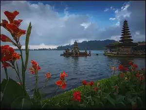Świątynia Pura Ulun Danu nad jeziorem Boraton na wyspie Bali w Indonezji