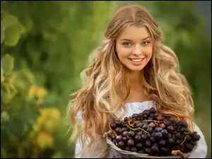 Dziewczyna z koszem winogron