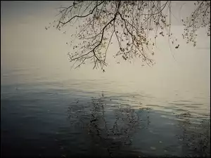 Jesienny wieczór nad jeziorem