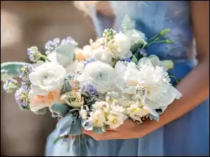 Ręce kobiety trzymające bukiet kwiatów
