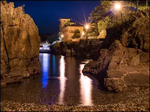 Oświetlone nocą domy na skałach na riwierze Opatija nad Adriatykiem w Chorwacji