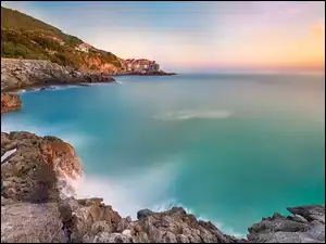 Skalista plaża u wybrzeży Tellaro we Włoszech