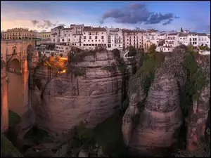 Miasto Ronda na skałach wąwozu Tajo z mostem Puente Nuevo w Andaluzji w Hiszpanii
