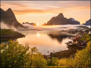 Góry, Norwegia, Morze Norweskie, Mgła, Lofoty, Domy, Wschód słońca, Wieś Reine