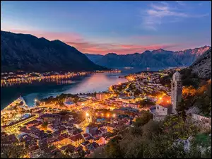 Przystań Porto Montenegro, Miasteczko Tivat, Czarnogóra, Góry, Zatoka Kotorska, Światła, Domy