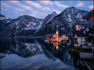 Domy, Austria, Alpy Salzburskie, Wieczór, Hallstatt, Jezioro Hallstattersee, Chmury, Góry