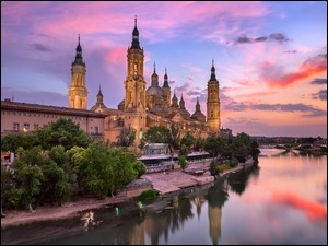 Chmury, Bazylika katedralna Matki Bożej na Kolumnie, Bazylika Nuestra Senora del Pilar, Drzewa, Saragossa, Hiszpania, Rzeka Ebro, Aragonia, Most, Zach