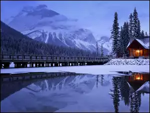 Oświetlony dom nad jeziorem Emerald Lake w Parku Narodowym Yoho w Kanadzie