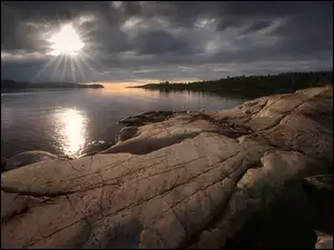 Skały, Ciemne, Rosja, Jezioro Ładoga, Karelia, Wschód słońca, Chmury