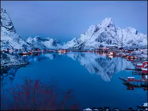 Norwegia, Śnieg, Wyspa Moskenesoya, Reine, Lofoty, Morze Norweskie, Góry, Zima, Domy