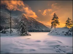 Jezioro Hintersee, Zima, Zachód słońca, Bawaria, śnieg, Góry Alpy, Niemcy, Drzewa