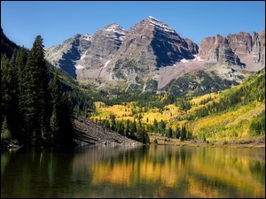 Drzewa, Jezioro Maroon Lake, Szczyty Maroon Bells, Kolorado, Góry Skaliste, Drzewa, Stany Zjednoczone, Góry Skaliste