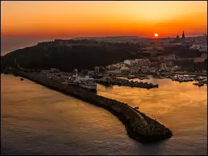 Miejscowość Mgarr na Malcie w zachodzącym słońcu