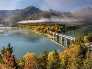 Mgła, Góry, Drzewa, Bawaria, Jezioro Sylvensteinsee, Jesień, Niemcy, Most