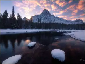 Zima, Park Narodowy Banff, Bow River, Las, Rzeka, Prowincja Alberta, Góry, Kanada, Drzewa