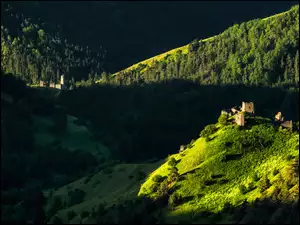 Ruiny na wzgórzach gór Kaukazu