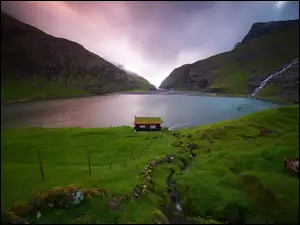 Samotny dom w dolinie na Wyspach Owczych