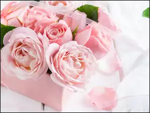 Prezent obok pudełka z różami