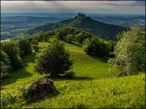 Zamek Hohenzollern, Drzewa, Niemcy, Góra Hohenzollern, Badenia-Wirtembergia, Wzgórze, Chmury