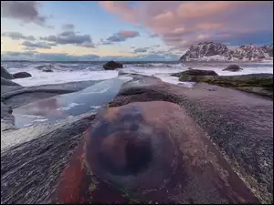 Skaliste wybrzeże na lofotach w Norwegii
