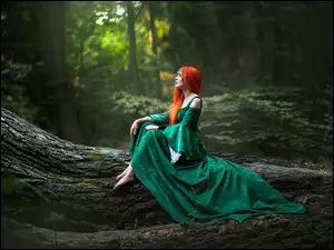 Ruda kobieta w zielonej sukni wlesie