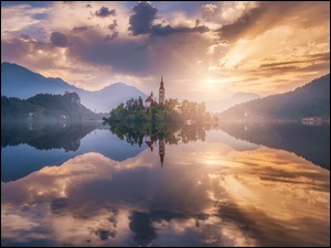 Wschód słońca, Słowenia, Kościół Zwiastowania Marii Panny, Chmury, Jezioro Bled, Góry Alpy Julijskie, Odbicie, Wyspa Blejski Otok