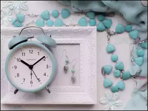 Kompozycja w kolorze jasnoniebieskim z ramką, zegara i biżuterii