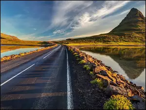 Góra Kirkjufell, Chmury, Jezioro, Islandia, Droga