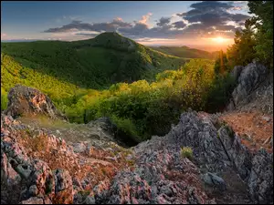 Wzgórza i skały w blasku zachodu słońca
