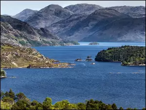 Jezioro Loch Morar z wysepkami