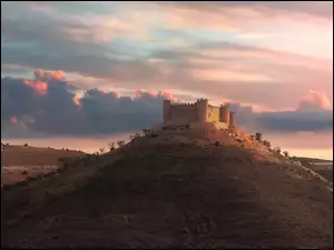 Zamek Castle of Jadraque na wzgórzu w Kastylii