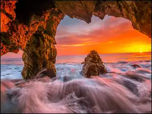 Jaskinia, Stany Zjednoczone, Morze, Skały, Kalifornia, Fale, Zachód słońca, Malibu