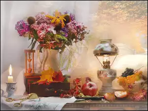 Jesienny bukiet i lampa obok świecy i owoców