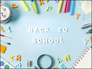 Napis Back to school pośród przyborów szkolnych