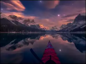 Kajak na jeziorze Canadian Rockies o zmierzchu
