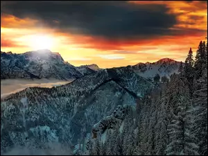 Zachodzące słońce nad Alpami