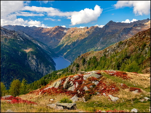 Jezioro i dolina w kantonie Ticino w Alpach Szwajcarskich
