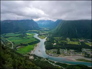Drzewa, Region Oppland, Lasy, Drogi, Chmury, Dolina Romsdalen, Góry Romsdalsalpane, Norwegia, Rzeka Rauma