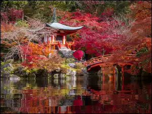 Świątynia Benten-do nad stawem w Japonii