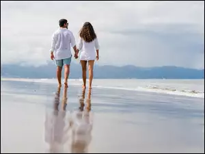 Romantyczny spacer nad morzem