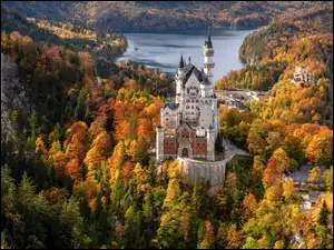 Zamek Neuschwanstein w pośród jesiennych drzew