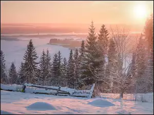 Wschód słońca we wsi Uspenka zimą