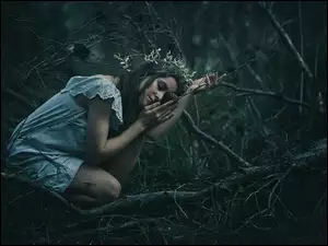 Dziewczyna przy gałęziach w lesie