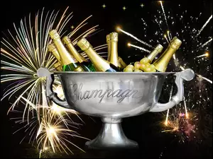 Kompozycja noworoczna z szampanem i sztucznymi ogniami