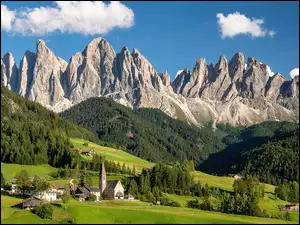 Santa Maddalena, Dolomity, Domy, Lasy, Dolina Val di Funes, Kościół, Góry, Włochy, Drzewa, Wieś, Chmury