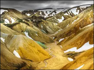 Ośnieżone pasmo górskie Landmannalaugar w Islandii